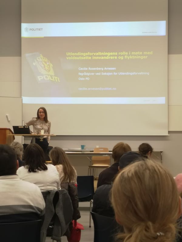 Cecilie R. Arnesen forteller om utlendingsforvaltningens rolle i møte med voldsutsatte innvandrere og flyktninger