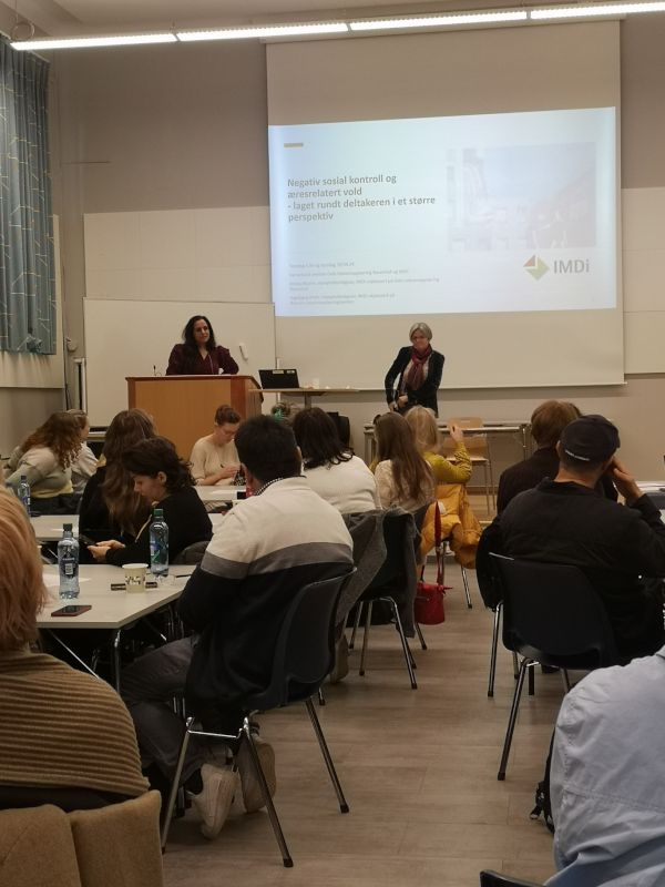 Mangfoldsrådgiverne Amna Wasim og Ingebjørg Myhr holder innlegg om  negativ sosial kontroll og æresrelatert vold