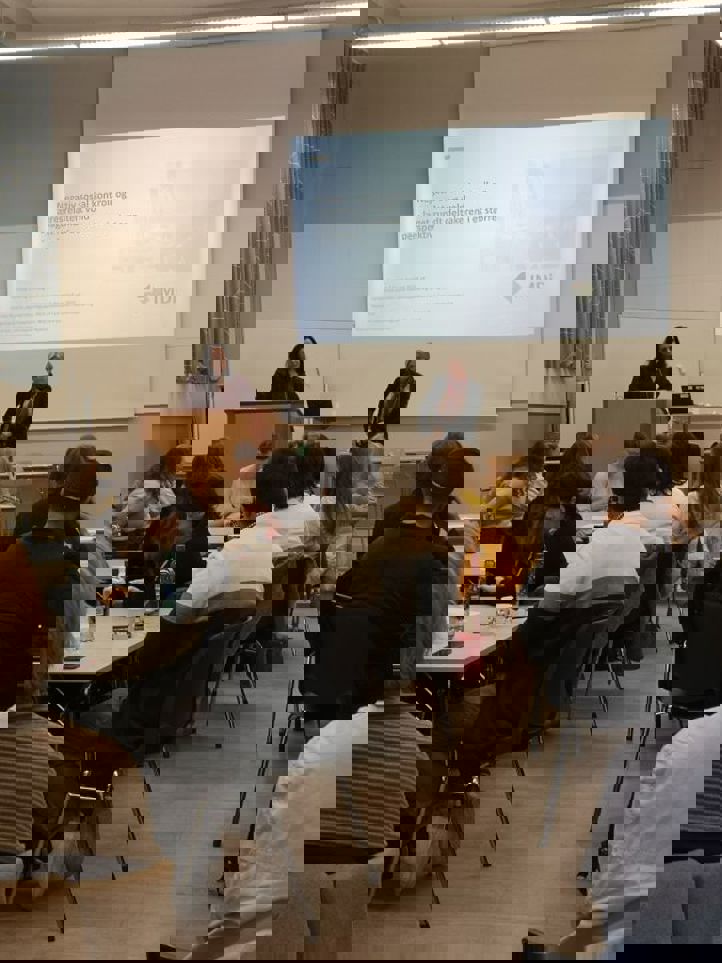 Mangfoldsrådgiverne Amna Wasim og Ingebjørg Myhr holder innlegg om  negativ sosial kontroll og æresrelatert vold