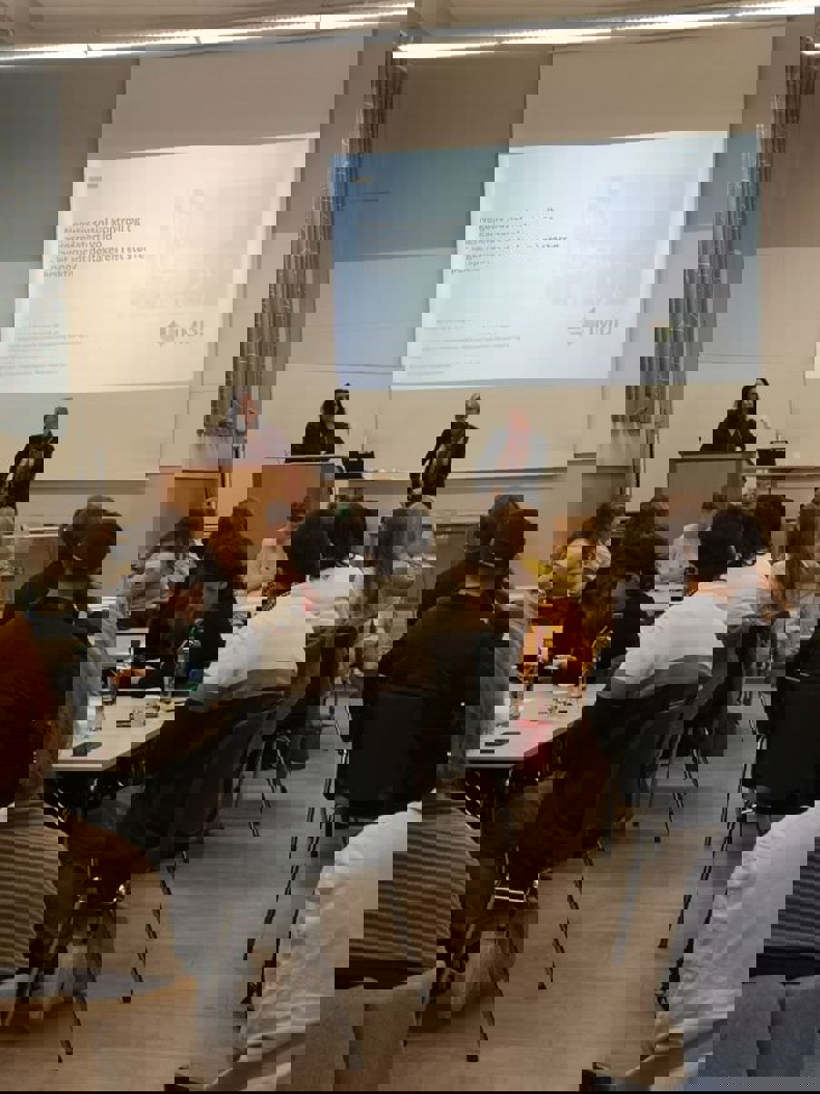 Mangfoldsrådgiverne Amna Wasim og Ingebjørg Myhr holder innlegg om  negativ sosial kontroll og æresrelatert vold