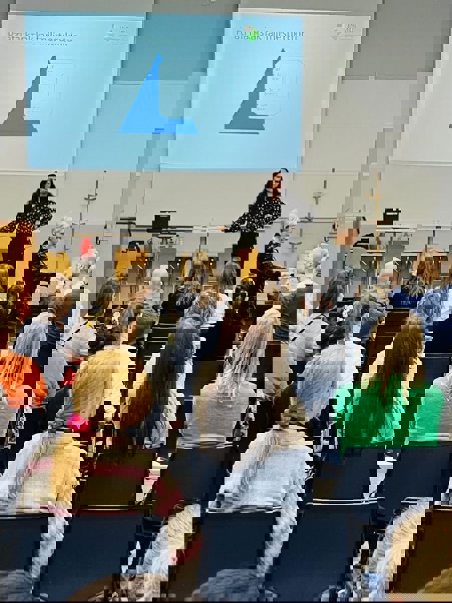 Mangfoldsrådgiver Amna holder en presentasjon for en gruppe og svarer på spørsmålmennesker