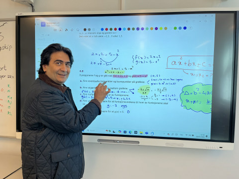 Oslo VO Rosenhof. Mohammad og Khuloud har organisert ukentlig leksehjelp i matematikk for elevene en person som peker på en skjerm