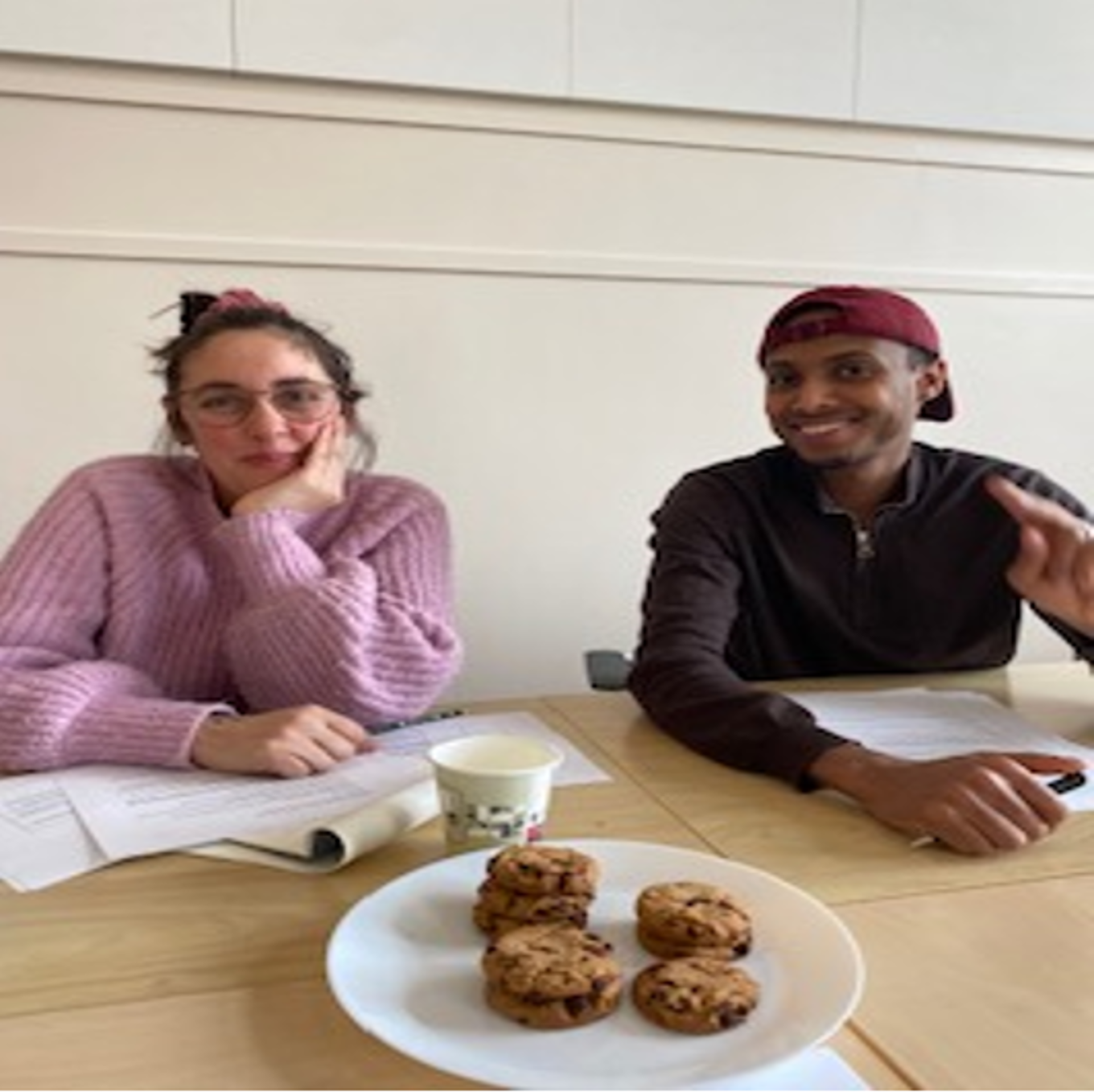 Foto: Kontaktpersoner for deltakerrådet i Dynekilgata; Leila Bottaro og Salem Ibrahim To personer som sitter ved et bord