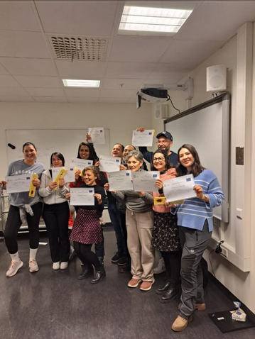 en gruppe mennesker som holder papirer