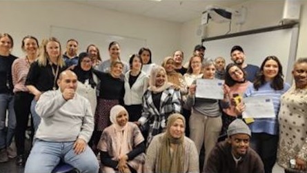 En gruppe mennesker som poserer for et bilde