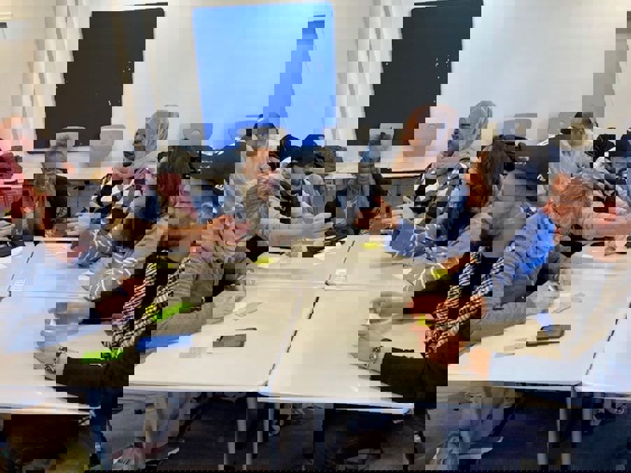 Foto: Oslo VO Rosenhof en gruppe mennesker som sitter rundt et bord