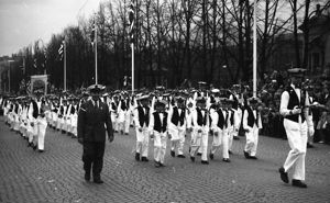 Guttekorpset oppover Karl Johan på 17. mai, trolig ca 1956