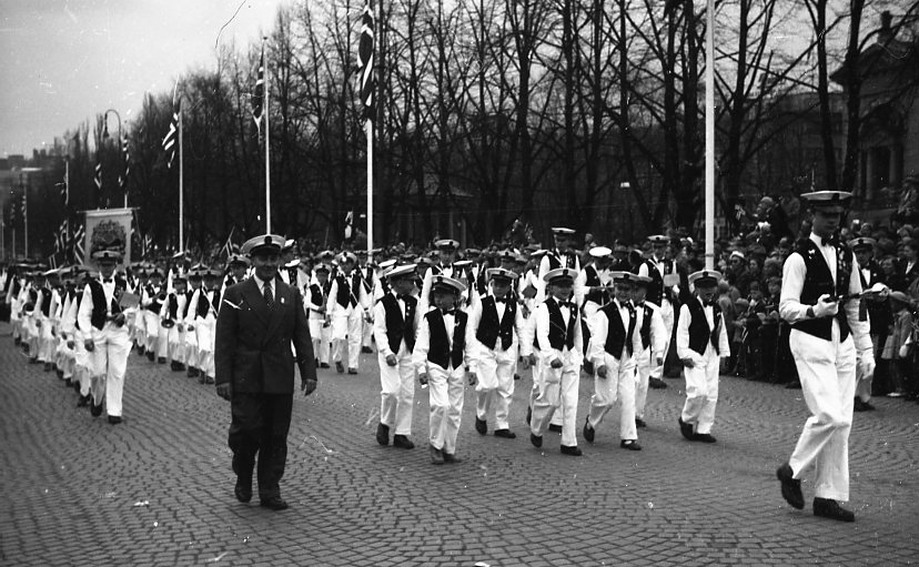 Guttekorpset oppover Karl Johan på 17. mai, trolig ca 1956 Guttekorpset oppover Karl Johan på 17. mai, trolig ca 1956