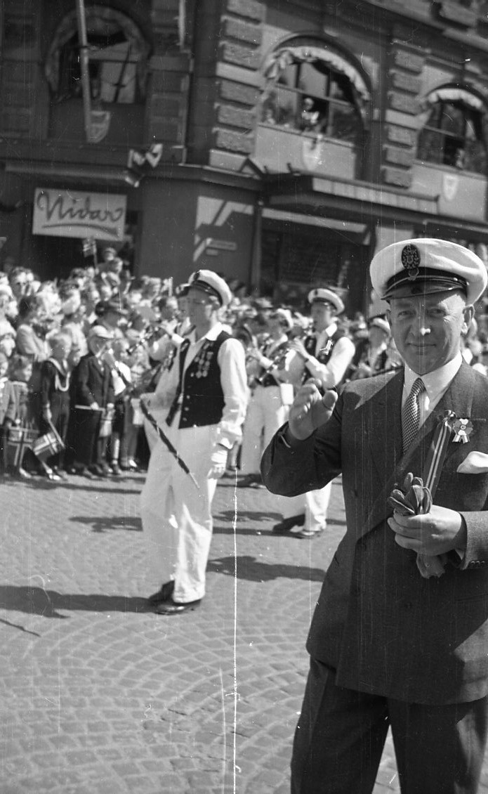 Guttekorpset oppover Karl Johan på 17. mai, trolig ca 1956. (Korpsets dirigent var Arne Carlson, som hadde overtatt etter sin far, Axel Carlson.)