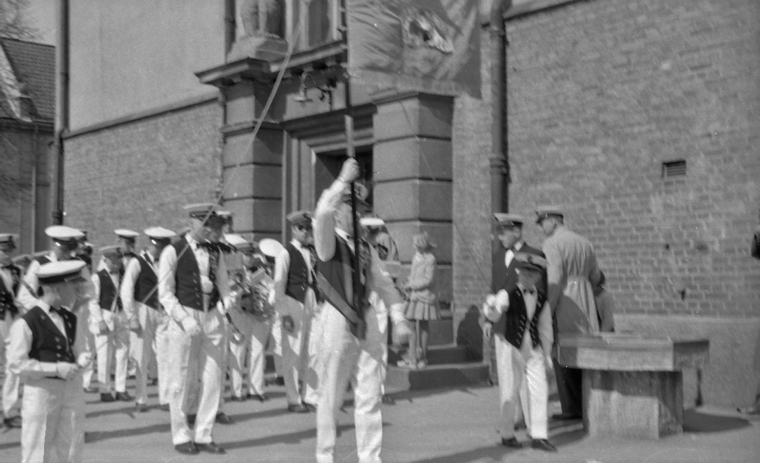 Korpset ved avgang fra skolen, trolig en 17. mai, og trolig ca 1957-58. Vi marsjerte alltid hele veien fra skolen ned til sentrum. Skolen marsjerte alltid hele veien fra skolen ned til sentrum.