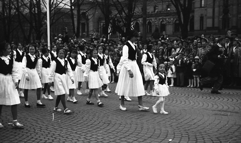 Rosenhof skoles pikekor på 17. mai, trolig ca 1956 Rosenhof skoles pikekor på 17. mai, trolig ca 1956