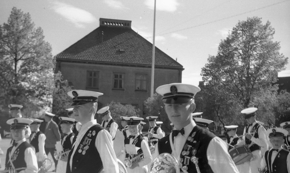 Stramme musikanter før avmarsj fra skolen, trolig 17. mai ca 1956. Stramme musikanter før avmarsj fra skolen, trolig 17. mai ca 1956.