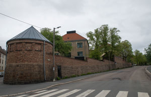 Bilde av Dynekilgata. Det er en mur med tårn.