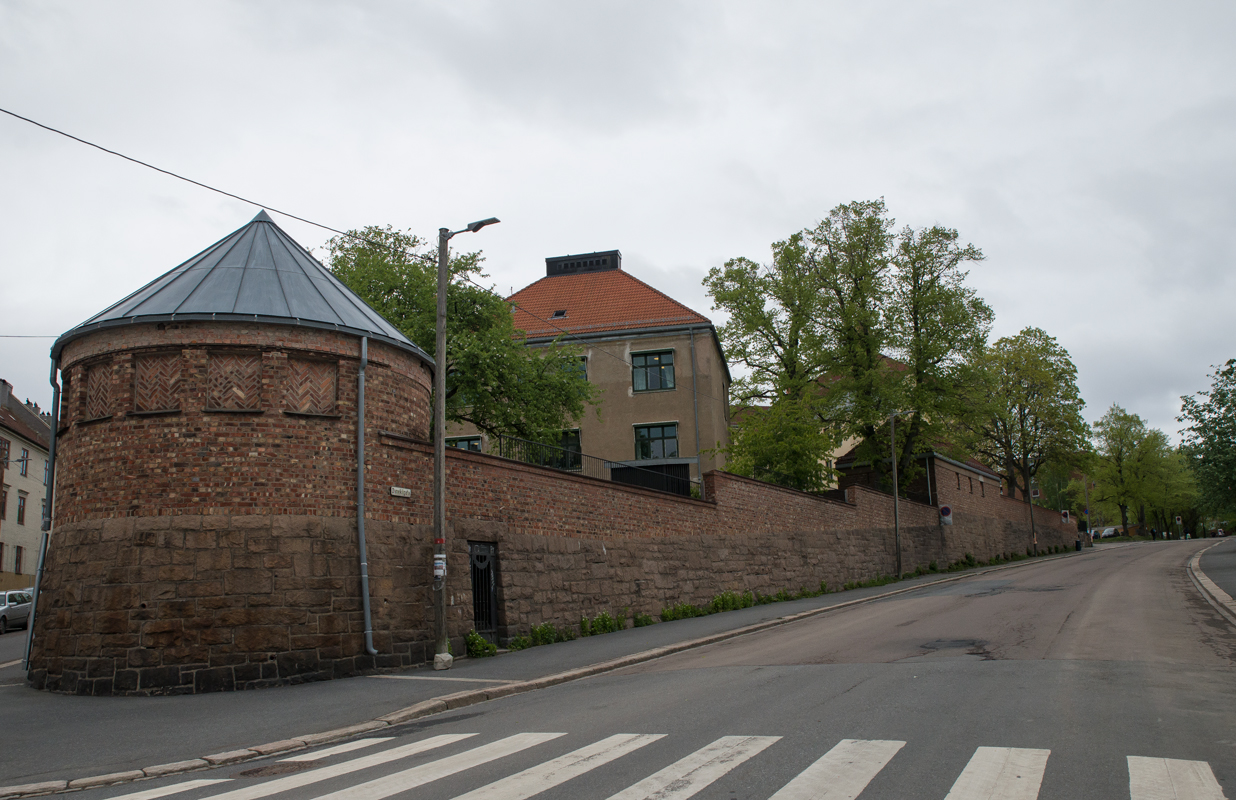 Dynekilgata i mai Bilde av Dynekilgata. Det er en mur med tårn.