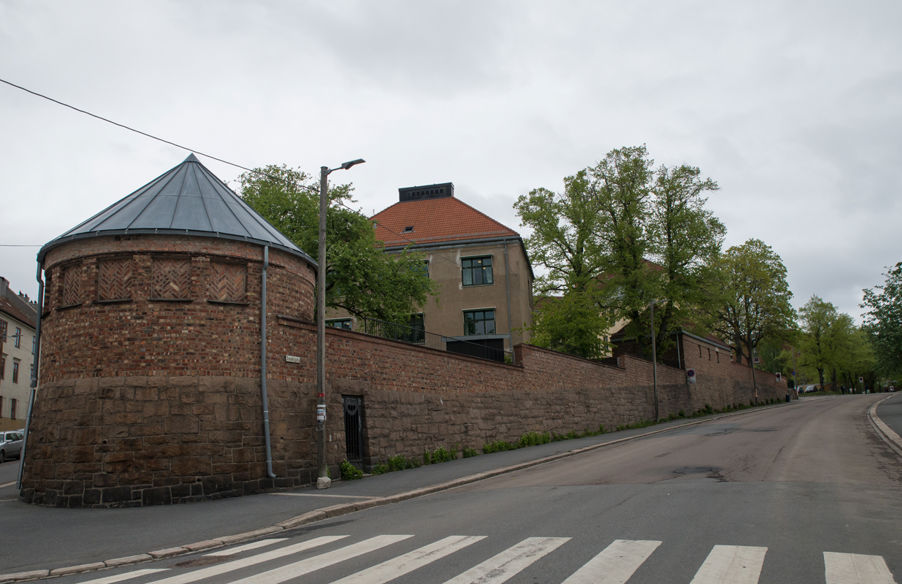 Foto: Dynekilgata i mai Bilde av Dynekilgata. Det er en mur med tårn.