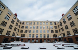 Bilde av Dynekilgata 10 med skolegården i front. Det er mye snø på bord og benker.