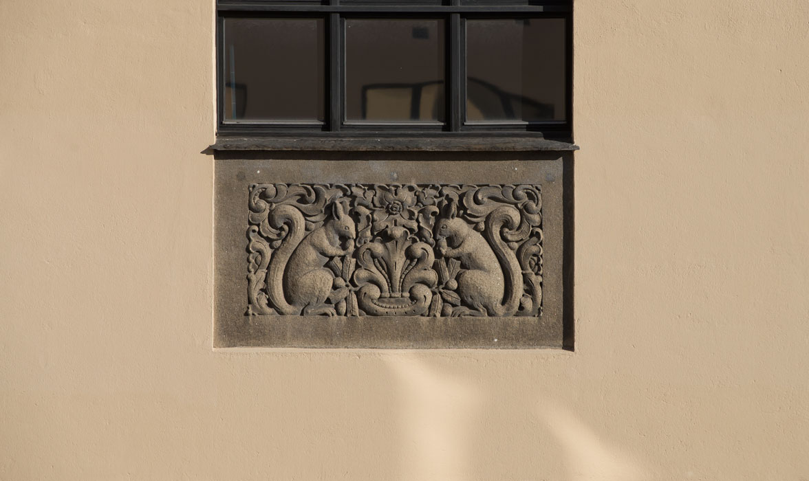 Detaljbilde av Dynekilgata 10, der det er en utskjæring av to ekorn.