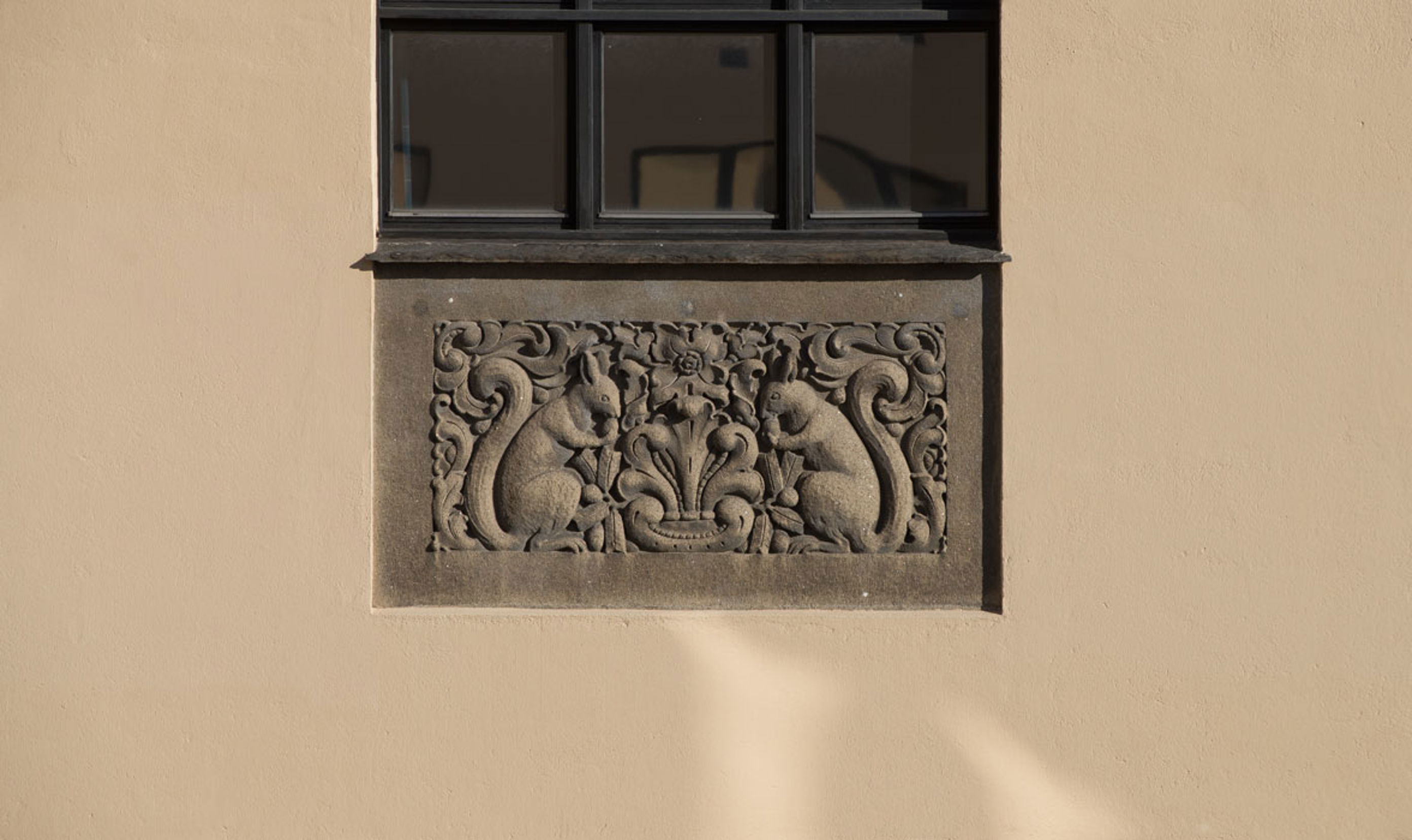 Detaljbilde av Dynekilgata 10, der det er en utskjæring av to ekorn.