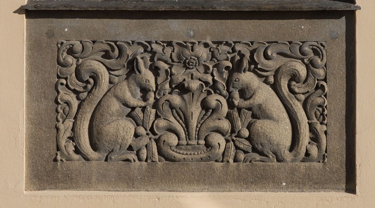 Detaljbilde av Dynekilgata 10, der det er en utskjæring av to ekorn.