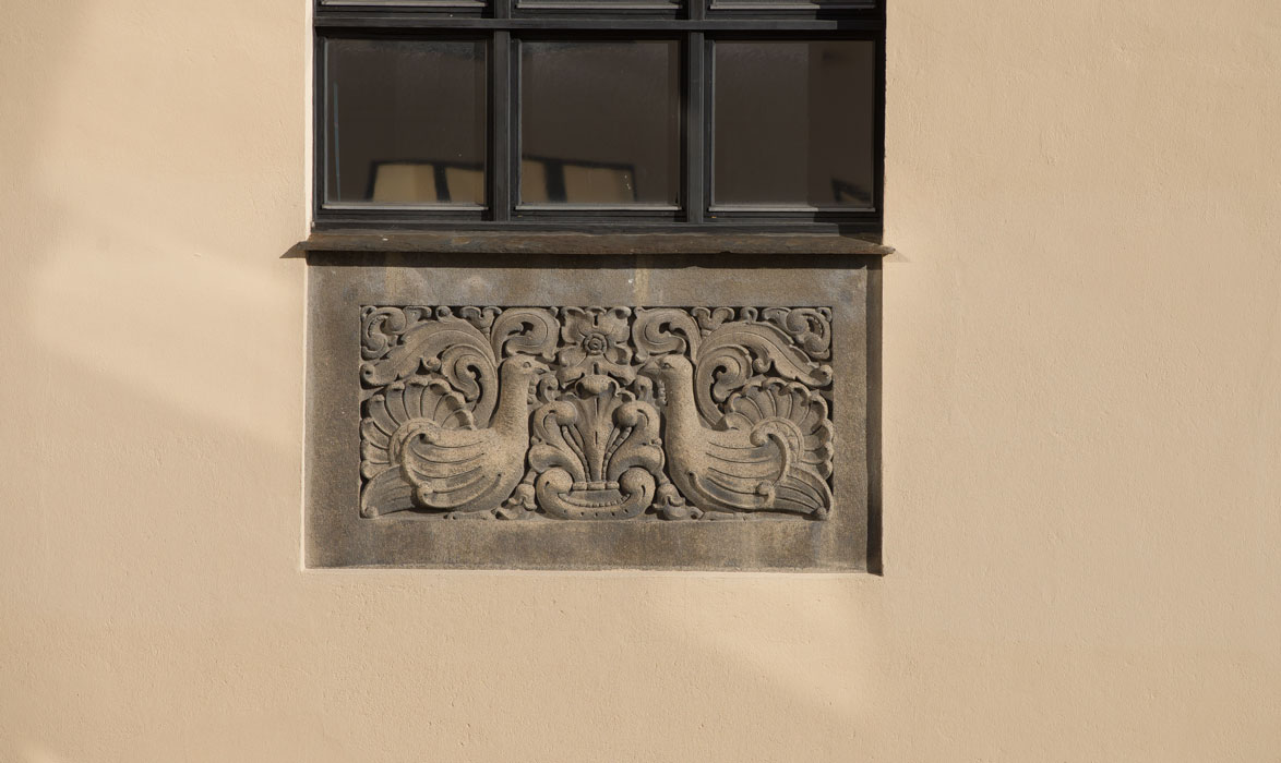 Fugler. Detalj fra yttervegg. Detaljbilde av to fugler i Dynekilgata