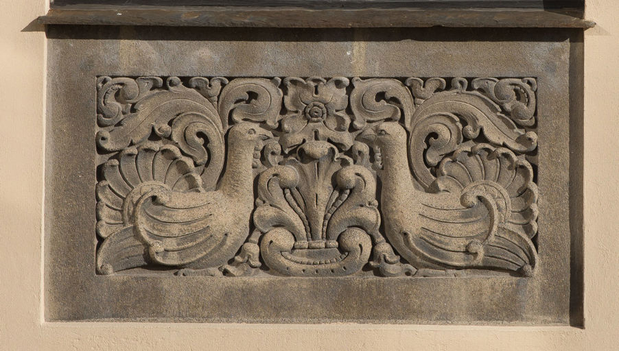 Foto: Detalj fra yttervegg Bilde av en detalj fra veggen i Dynekilgata, som viser to fugler sammen.