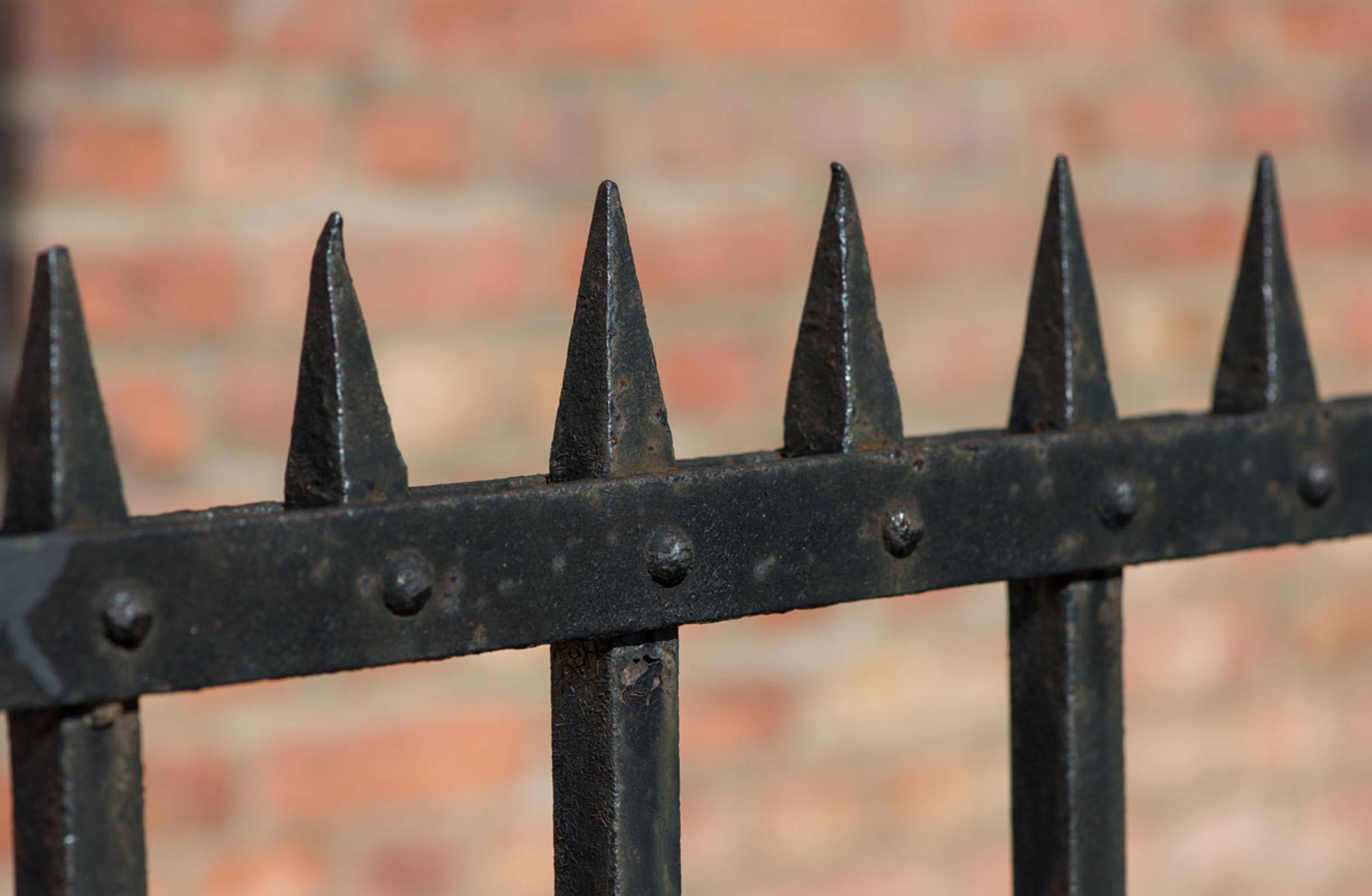 Detalj fra gjerdet i Dynekilgata. Skarpe pigger på et metallgjerde.