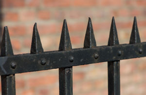 Detalj fra gjerdet i Dynekilgata. Skarpe pigger på et metallgjerde.