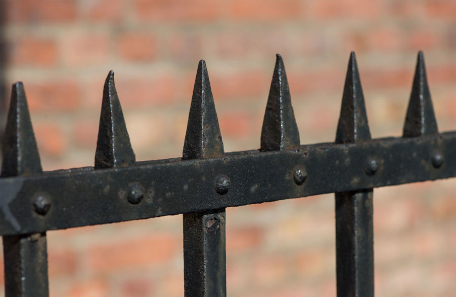 Foto: Detalj fra gjerdet i Dynekilgata Detalj fra gjerdet i Dynekilgata. Skarpe pigger på et metallgjerde.