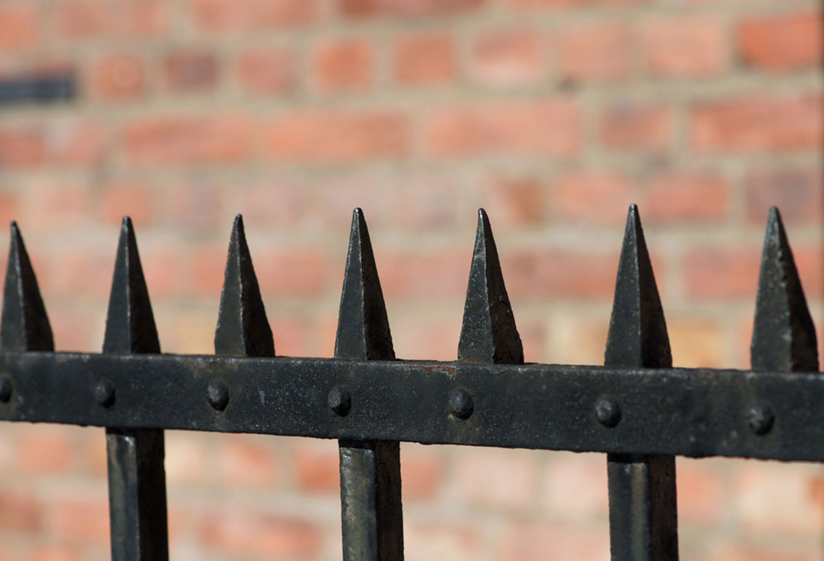 Detalj fra gjerdet i Dynekilgata. Skarpe pigger på et metallgjerde.