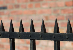 Detalj fra gjerdet i Dynekilgata. Skarpe pigger på et metallgjerde.
