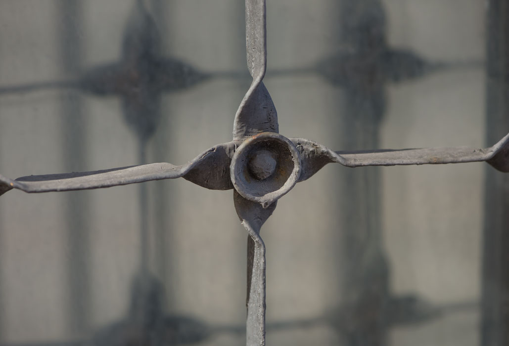 Detalj fra veggen i underetasjen, en smijernsrose