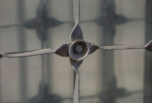 Detalj fra veggen i underetasjen, en smijernsrose
