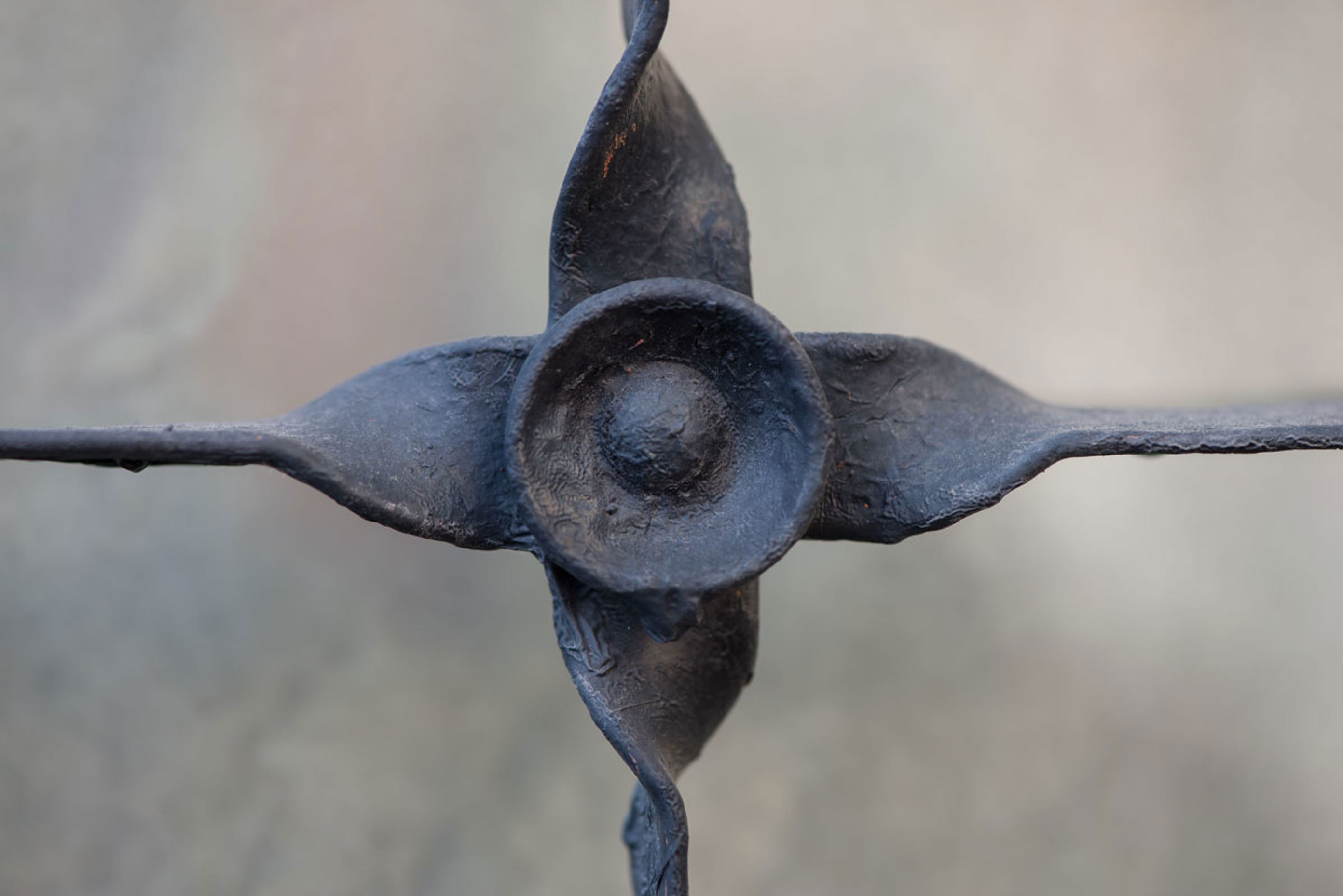 Detalj fra veggen i underetasjen i Dynekilgata, en smijernsrose
