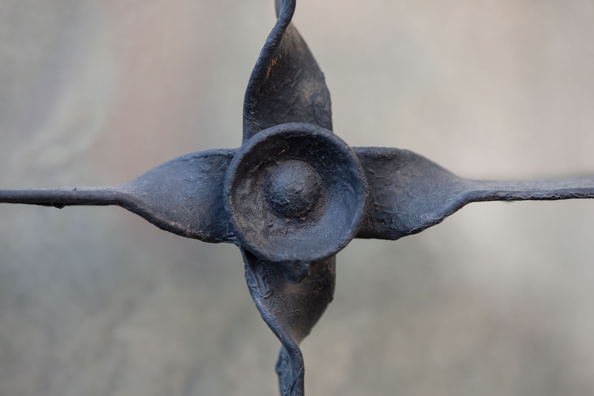 Detalj fra veggen i underetasjen i Dynekilgata Detalj fra veggen i underetasjen i Dynekilgata, en smijernsrose