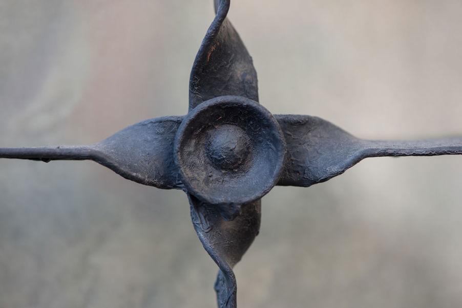 Foto: Detalj fra veggen i underetasjen i Dynekilgata Detalj fra veggen i underetasjen i Dynekilgata, en smijernsrose