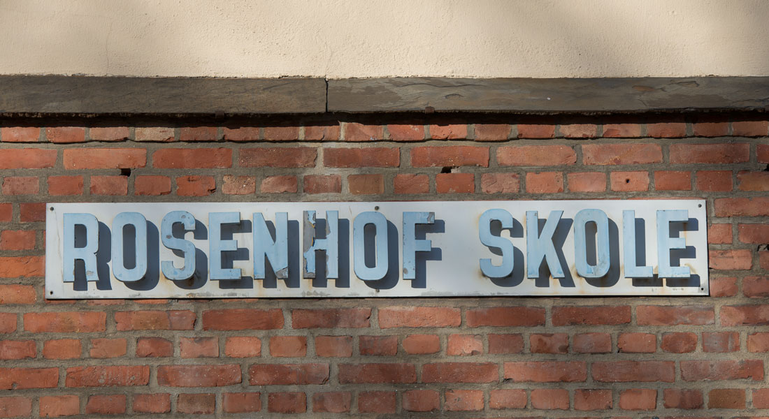 Rosenhof skole. Skilt ved inngang D på skolen.  Bilde av skilt i Dynekilgata 2, der det står Rosenhof skole