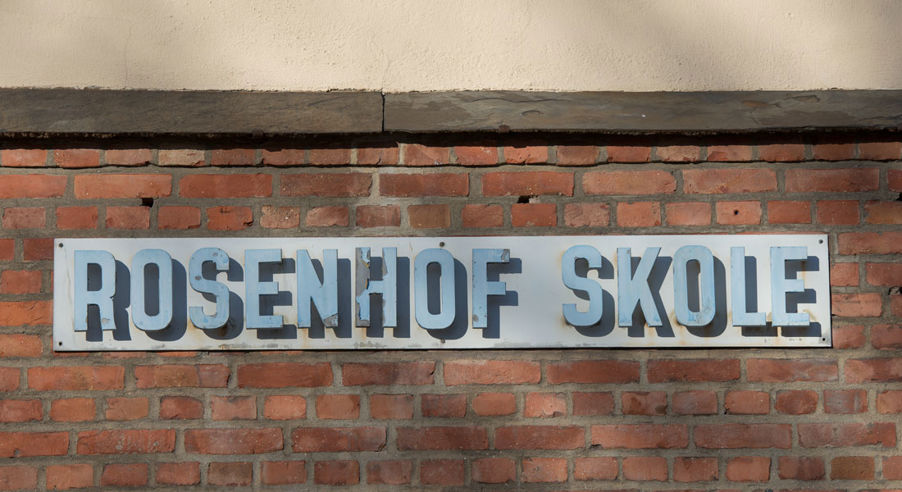 Foto: Rosenhof skole. Skilt ved inngang D på skolen. Bilde av skilt i Dynekilgata 2, der det står Rosenhof skole
