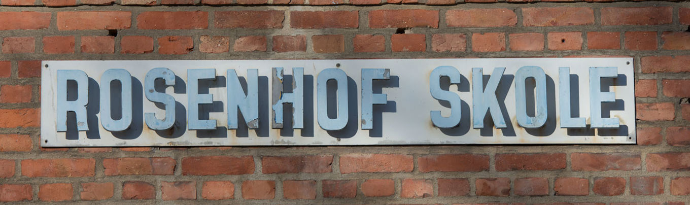 Bilde av skilt i Dynekilgata 10, der det står Rosenhof skole