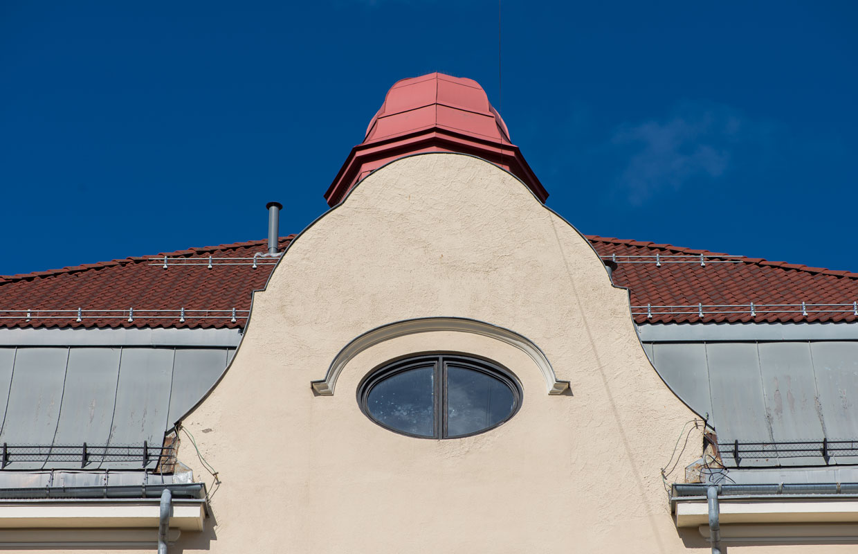 Toppen av endeveggen ved barnehagen, og med tårnet på toppen  Toppen av endeveggen ved barnehagen, og med tårnet på toppen