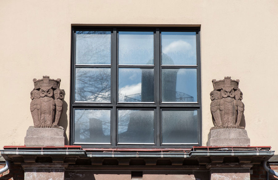 Foto: Ugler som vokter inngang D To uglestatuer som vokter inngang D i skolebygget i Dynekilgata