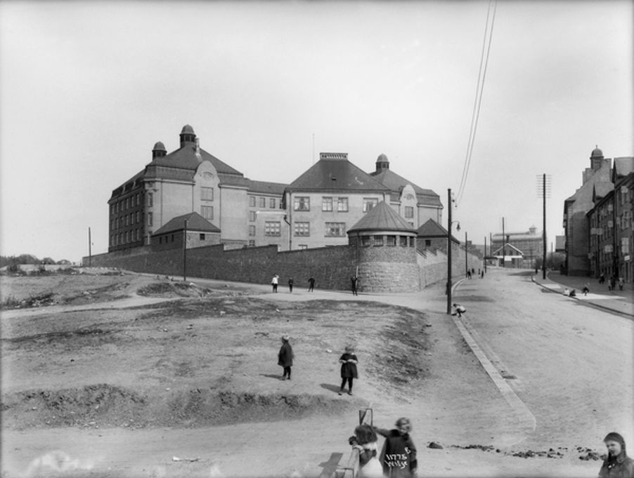Foto: Rosenhof skole i 1919. Fotograf: Wilse, Anders Beer. Oslo Museum/OB.Y5332 Dynekilgata 10 i 1919, barn leker i forgrunnen