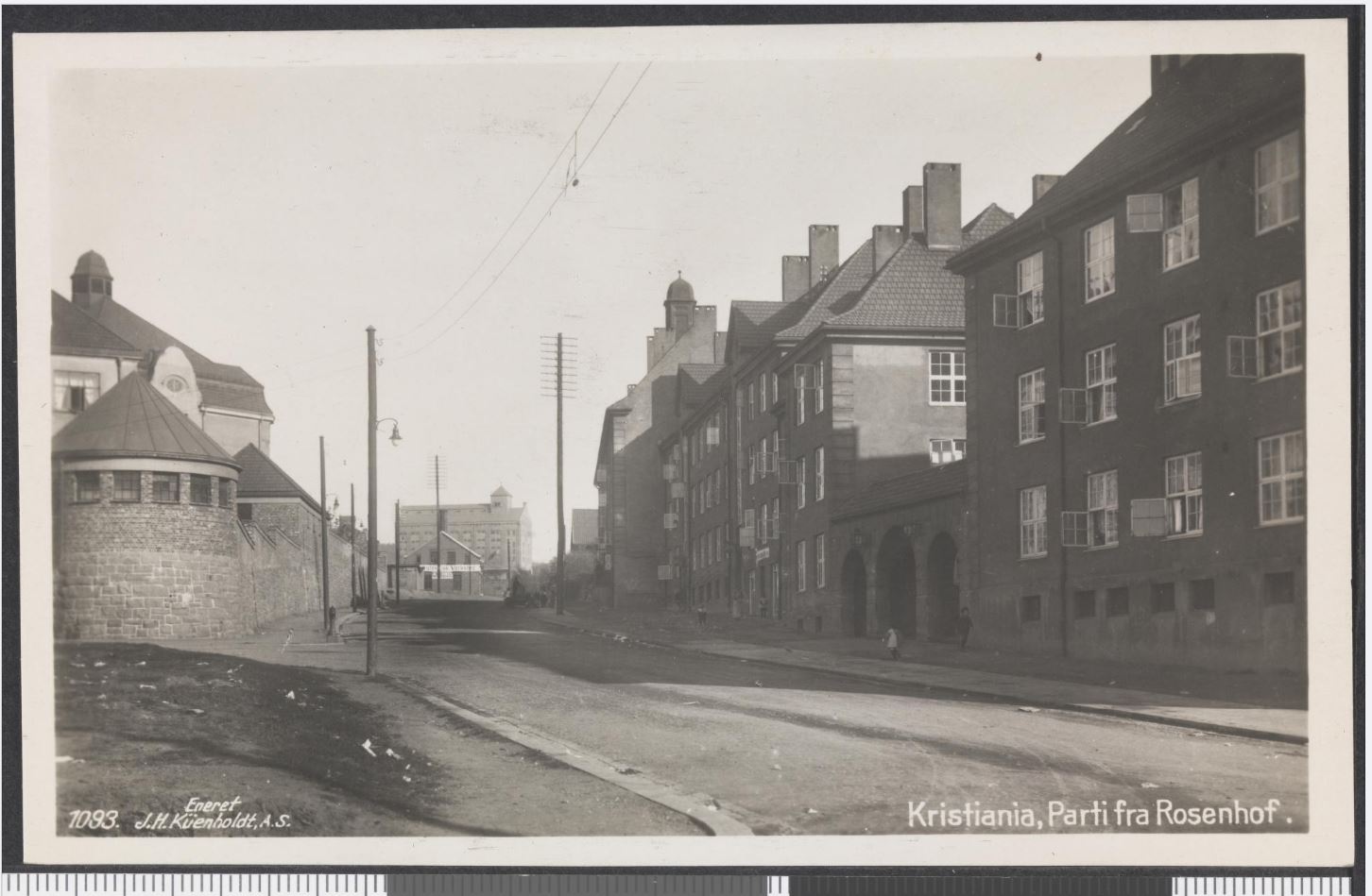 Serie av postkort utgitt mellom 1916-1924. 1093 Kristiania, Parti fra Rosenhof. Nasjonalbiblioteket Dynekilgata 10, gate og tårn.