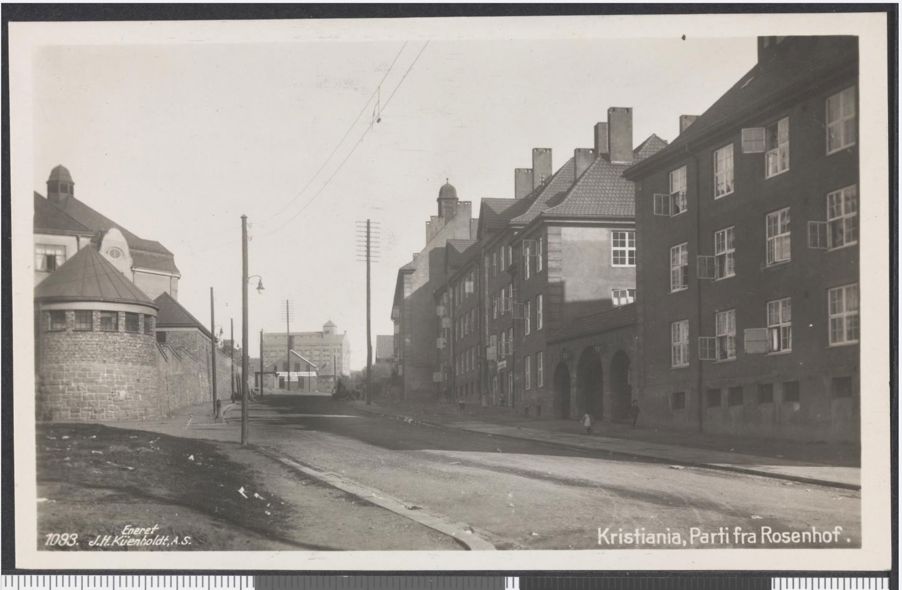 Foto: Serie av postkort utgitt mellom 1916-1924. 1093 Kristiania, Parti fra Rosenhof. Nasjonalbiblioteket Dynekilgata 10, gate og tårn.