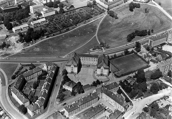 Fotograf: Widerøes Flyveselskap / Edmond Jaquet. Oslo byarkiv/A20027/Ua/0018/061 Flyfoto, Rosenhof skole 1963