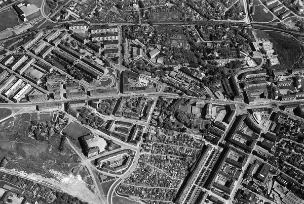 Fotograf: Widerøes Flyveselskap / Vilhelm Skappel. Oslo byarkiv/A20027/Ua/0018/053 Flyfoto fra 1954 som viser området Rosenhof