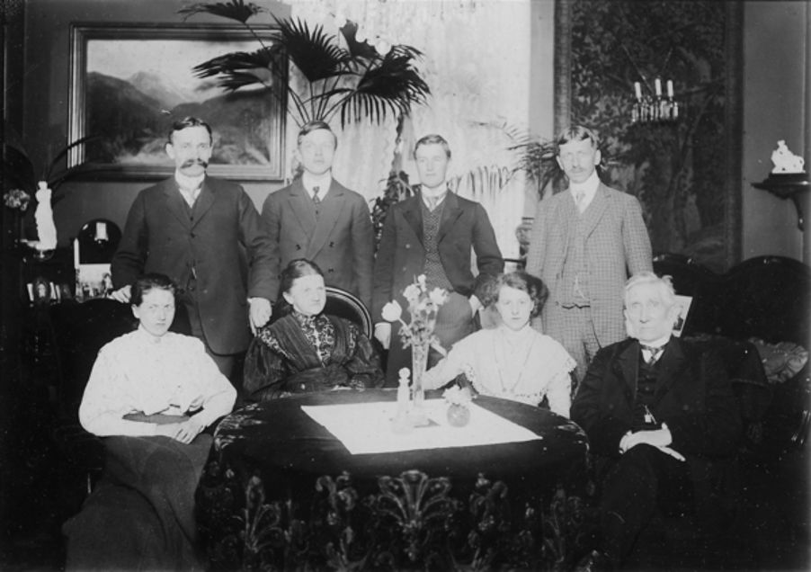 Foto: Rektor Jesper Jespersen (tv) sammen med sin familie i Borgerskolens rektorbolig i 1905. Fotograf: ukjent person. Oslo Museum/OB.F18714 Rektor på Borgerskolen med sin familie i 1905.
