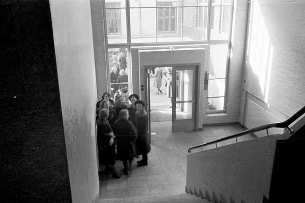 Fortsettelsesskole for piker 1939. Fotograf: Ukjent. Oslo byarkiv/A-20032/Ua/0004/005 Oslo Framhaldsskole for jenter. Fortsettelsesskole for piker. Framhaldsskole for jenter. Inngangsparti med trappeoppgang