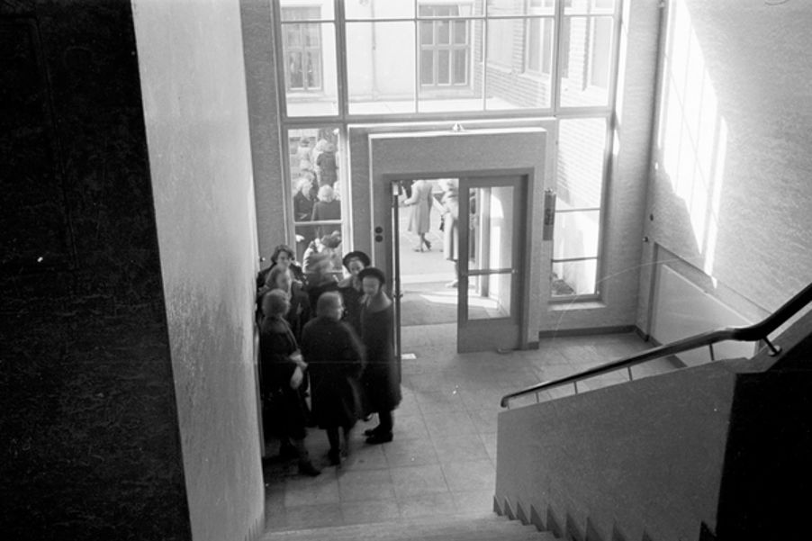 Foto: Fortsettelsesskole for piker 1939. Fotograf: Ukjent. Oslo byarkiv/A-20032/Ua/0004/005 Oslo Framhaldsskole for jenter. Fortsettelsesskole for piker. Framhaldsskole for jenter. Inngangsparti med trappeoppgang