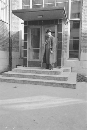 Lærer foran inngangsdør, Osterhaus gate 22, 1939.