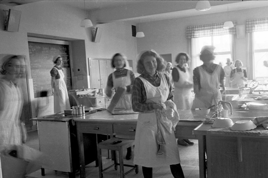 Foto: Fortsettelsesskole for piker, skolekjøkken.Fotograf: Ukjent. Oslo byarkiv/A-20032/Ua/0004/007 Bilde av jenter på et skolekjøkken i Osterhaus gate 22